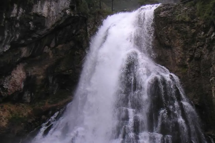 der Gollinger Wasserfall entspringt den Felsen